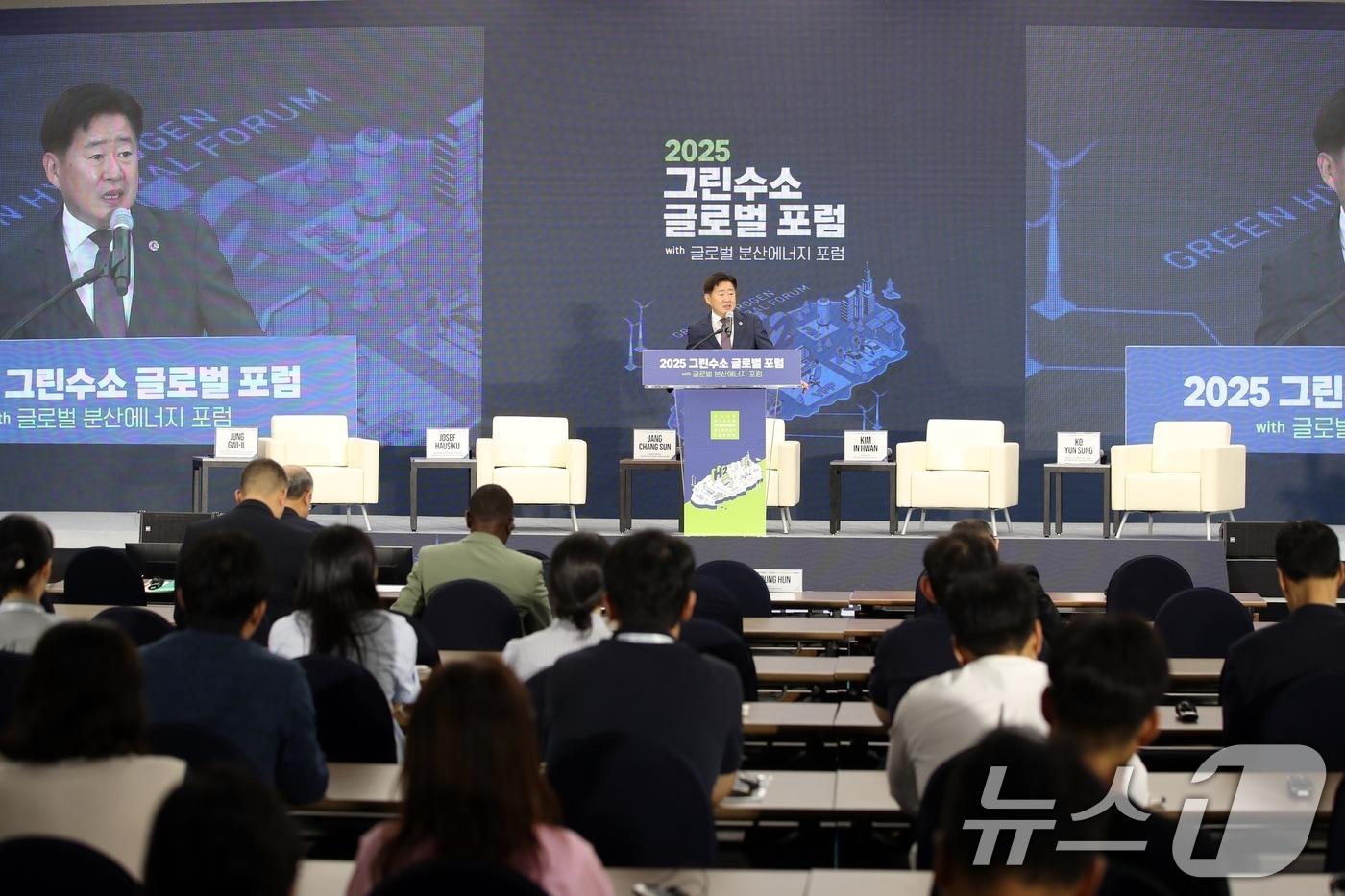 9월26일 오후 제주국제컨벤션센터에서 열린 2025 그린수소 글로벌 포럼 국회 특별세션에서 오영훈 제주도지사가 환영사를 하고 있다.2025.9.26/뉴스1 ⓒ News1 고동명 기자