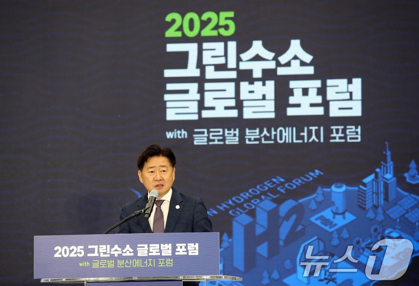 26일 오후 제주국제컨벤션센터에서 열린 2025 그린수소 글로벌 포럼 국회 특별세션에서 오영훈 제주도지사가 환영사를 하고 있다.2025.9.26/뉴스1 ⓒ News1 고동명 기자