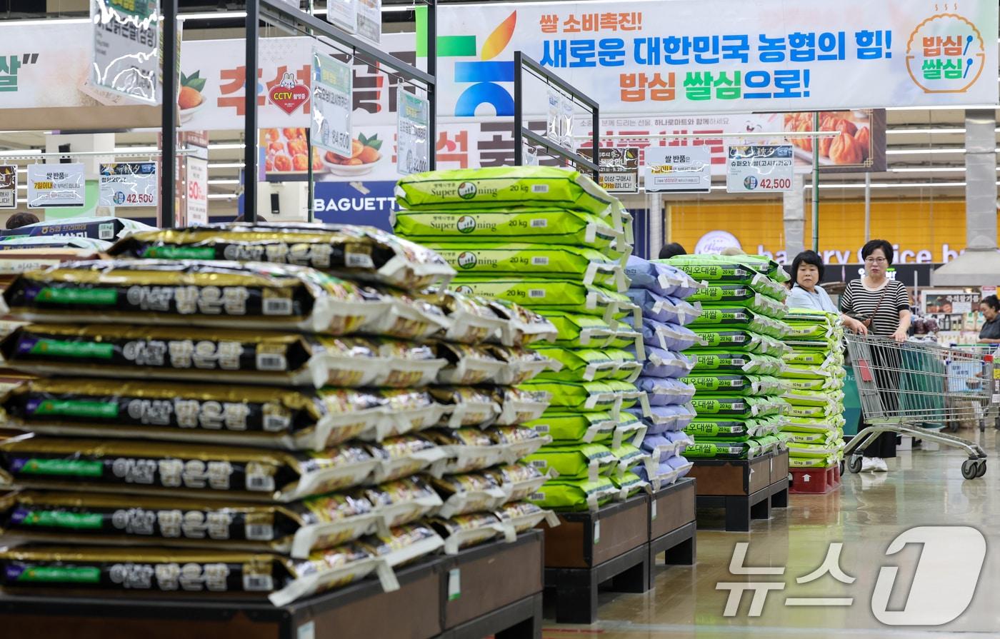 쌀 20㎏ 소매가격이 6만 5000원을 돌파한 26일 서울 시내 대형마트에 쌀이 진열돼 있다.  2025.9.26/뉴스1 ⓒ News1 안은나 기자