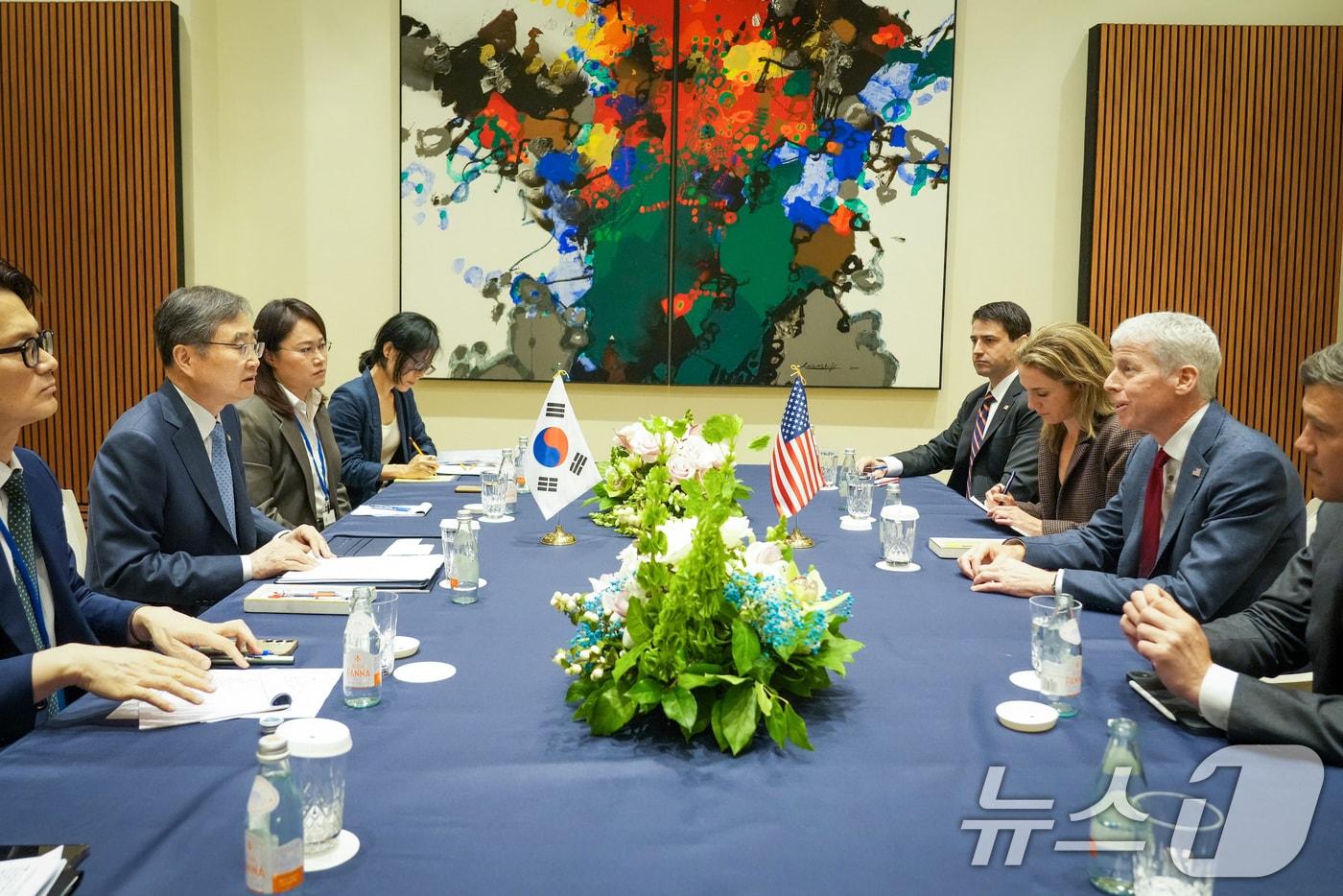 본문 이미지 - 조현 외교부 장관이 지난해 9월 25일(현지시간) 미국 뉴욕에서 열린 제80차 유엔총회 고위급 회기에 참석한 계기에 크리스 라이트(Chris Wright) 미국 에너지부 장관과 면담을 갖고 양국 간 원자력 협력에 대해 의견을 교환하고 있다. (외교부 제공. 재판매 및 DB 금지) 2025.9.26/뉴스1 ⓒ News1 임세영 기자