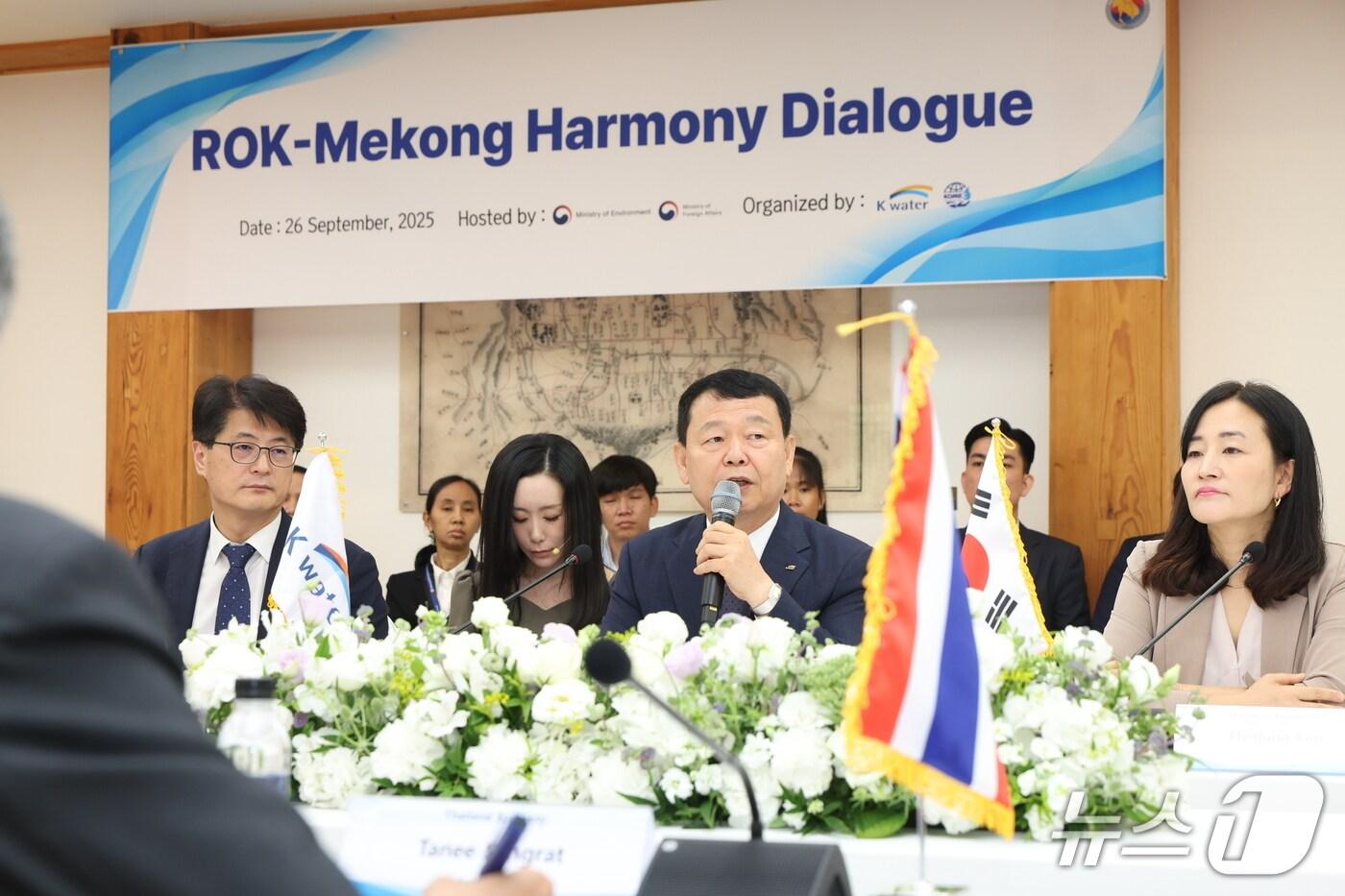 서울 삼청각에서 열린 메콩 5개국 주한대사 간담회에서 윤석대 한국수자원공사 사장&#40;가운데&#41;이 인사말을 하고 있다.&#40;한국수자원공사 제공.재판매 및 DB금지&#41;/뉴스1