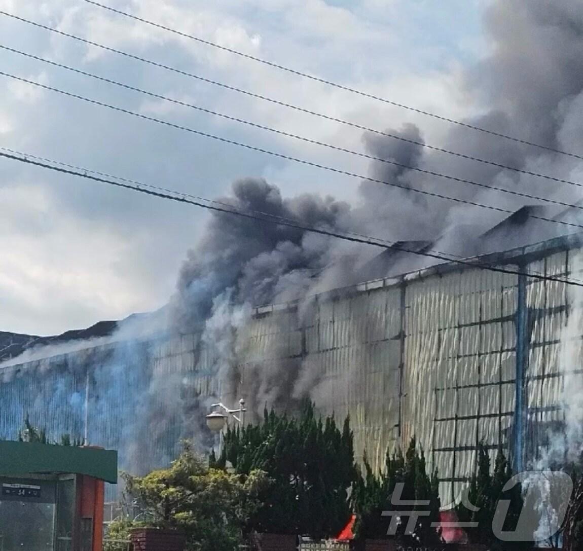 본문 이미지 - 26일 오전 11시 35분쯤 전남 광양시 태인동의 한 타이어공장 철심 부품 보관창고에서 불이난 모습.&#40;독자 제공. 재판매 및 DB 금지&#41; 2025.9.26/뉴스1 ⓒ News1