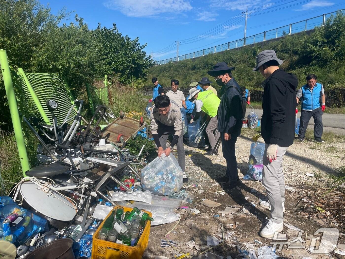 본문 이미지 - 한국농어촌공사 무진장지사가 전북 진안군 진안읍 학천3동 마을 일대에서 환경 정화 활동을 하고 있다.(공사제공. 재판매 및 DB금지)2025.9.27/뉴스1