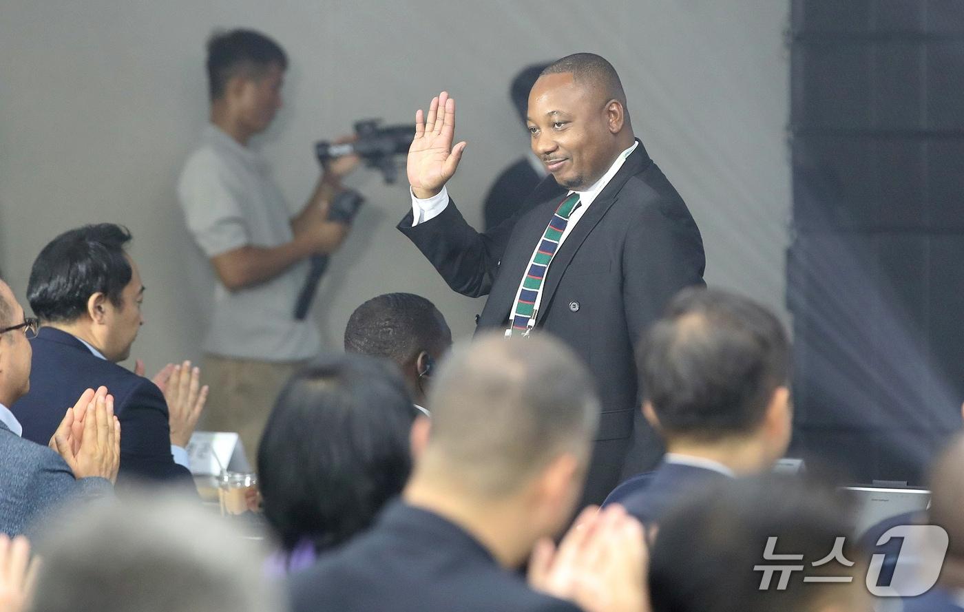 요세프 호시크&#40;Josef Hausiku&#41; 나미비아 국가기획위원회 수석자문관이 25일 제주국제컨벤션센터 열린 &#39;2025 그린수소 글로벌 포럼&#39; 개막식에서 인사하고 있다.2025.9.26./뉴스1