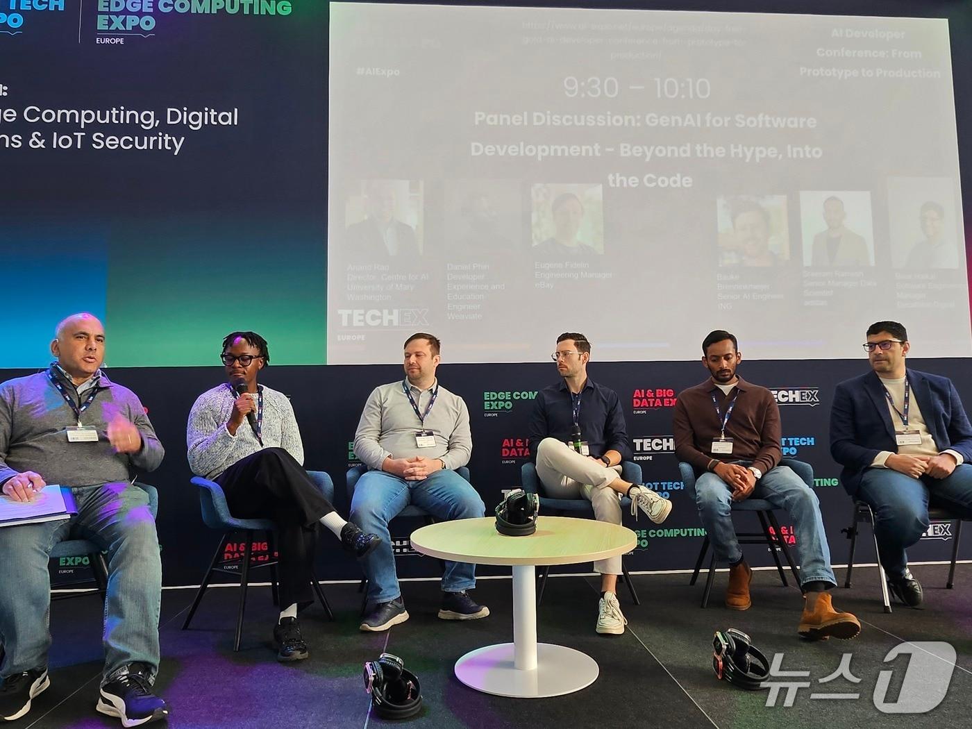 본문 이미지 - 25일&#40;현지시각&#41; 네덜란드 암스테르담 RAI에서 열린 TechEx Europe 2025 개발자 회의에서 패널들이 토론하고 있다. 2025.9.26/뉴스1