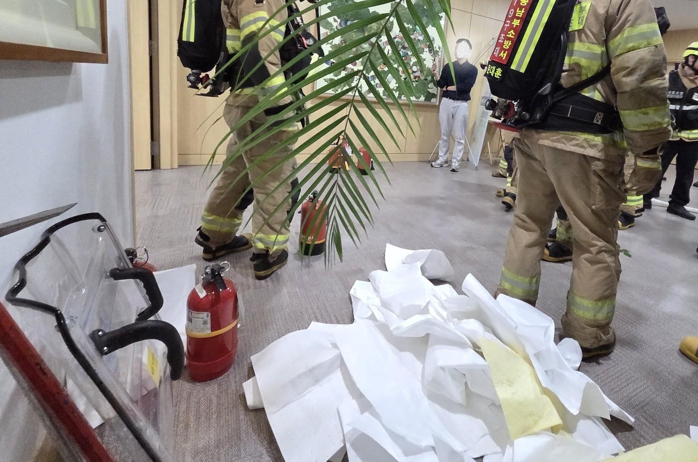  고용노동부 6층 장관실 입구에 뿌려진 인화물질을 닦은 휴지가 쌓여 있는 모습.  (세종소방본부 제공. 재판매 및 DB금지)
