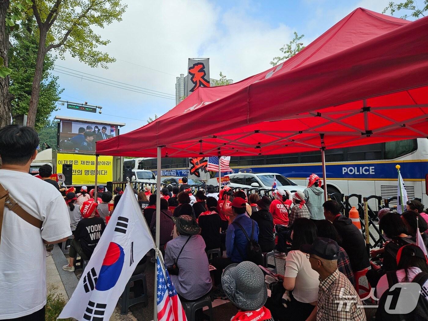 본문 이미지 - 윤석열 전 대통령 지지자들이 26일 서울중앙지법 앞에 모여 집회하고 있다. 2025.9.26/뉴스1 ⓒ News1 유채연 기자