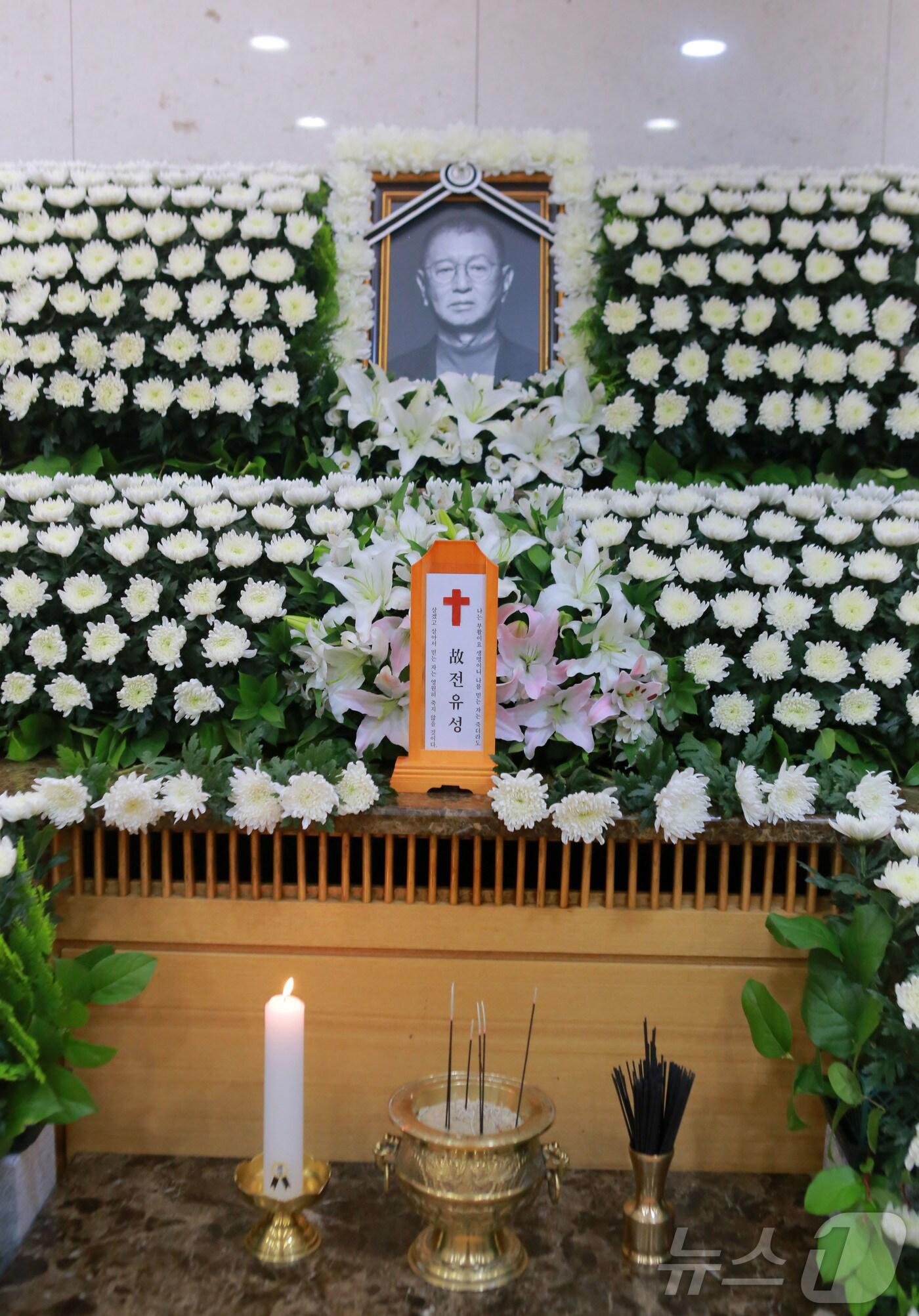 본문 이미지 - 코미디언 전유성 영정 / 뉴스1 ⓒ News1 사진공동취재단