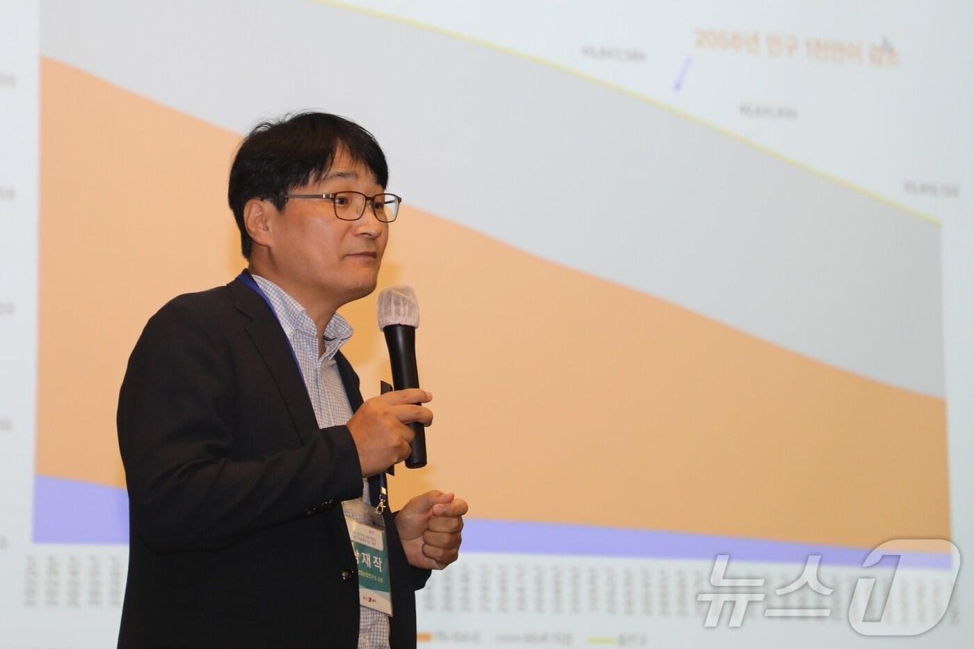 남재작 한국정밀농업연구소 소장이 26일 제주아스타호텔에서 열린 '제10회 제주플러스포럼'에서 기조강연을 하고 있다. 이 포럼은 제주대학교RISE사업단과 제주연구원, 뉴스1이 공동 주최하고 뉴스1 제주본부가 주관한다.2025.9.26/뉴스1 ⓒ News1 홍수영 기자