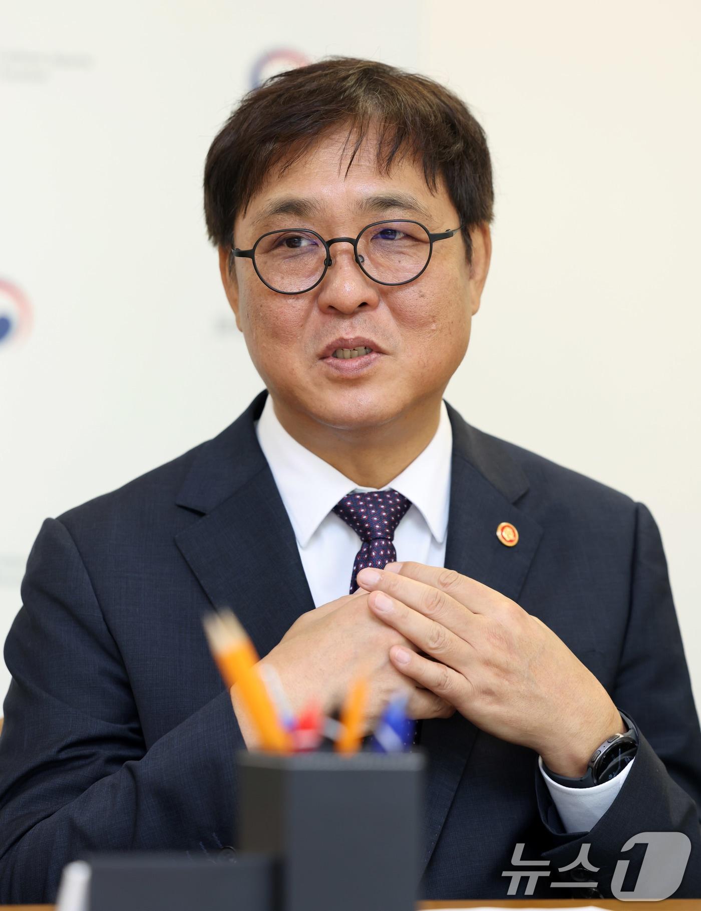 본문 이미지 - 최휘영 문화체육관광부 장관이 브라질과 경기하는 대한민국 축구대표팀 선수단을 격려한다.  &#40;문체부 제공&#41;