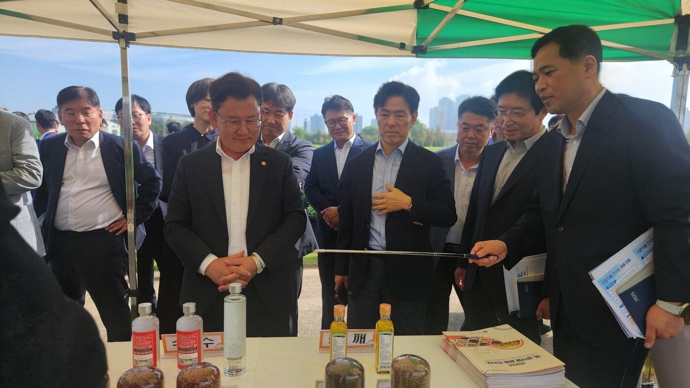 농촌진흥청은 이승돈 청장이 26일 전북특별자치도 완주군 국립식량과학원을 방문해 현장점검을 하고 있다.&#40;농촌진흥청 제공&#41; 2025.9.26