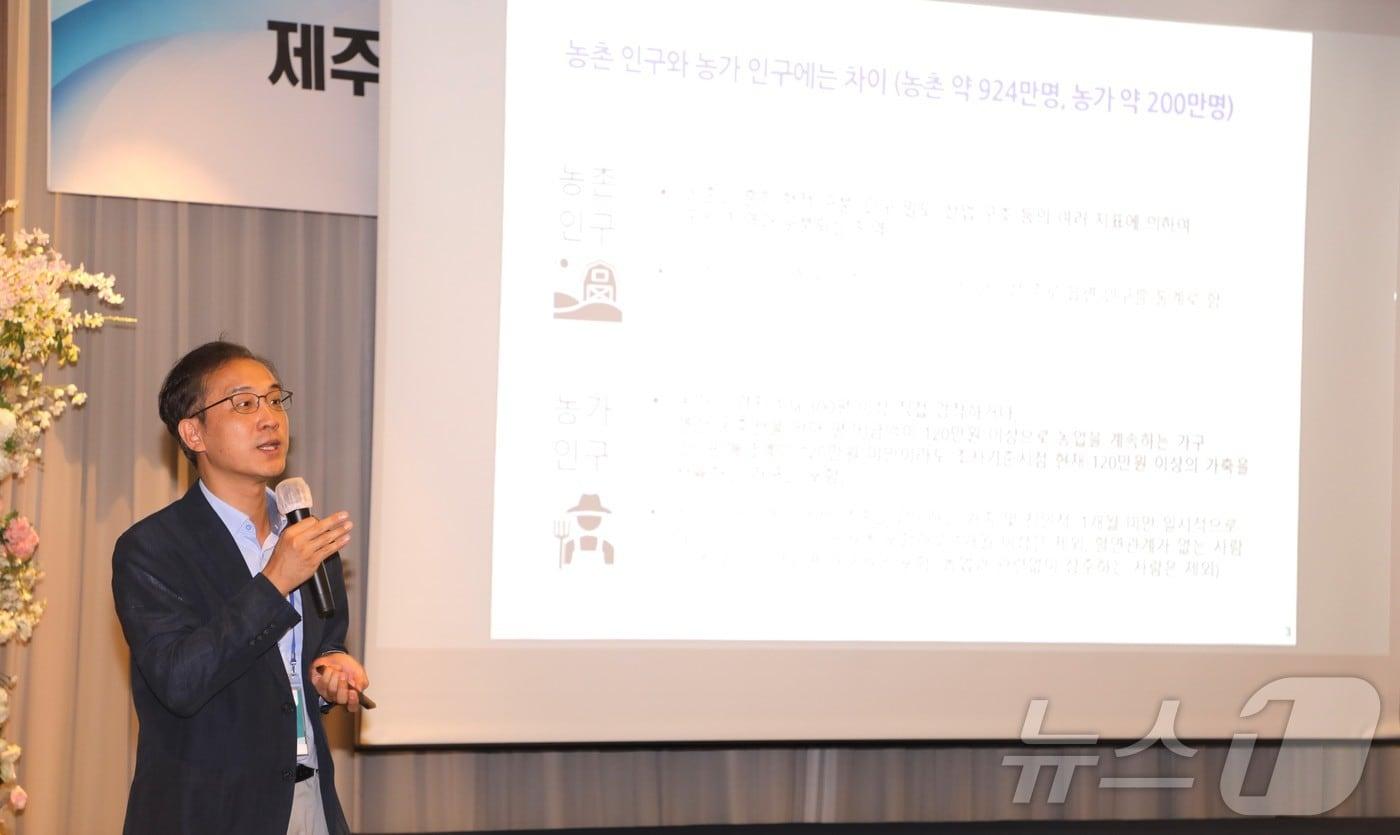 김화년 제주대학교 산업응용경제학과 교수가 26일 제주아스타호텔에서 열린 &#39;제10회 제주플러스포럼&#39;에서 주제발표를 하고 있다. 이 포럼은 제주대학교RISE사업단과 제주연구원, 뉴스1이 공동 주최하고 뉴스1 제주본부가 주관한다.2025.9.26/뉴스1 ⓒ News1 강승남 기자