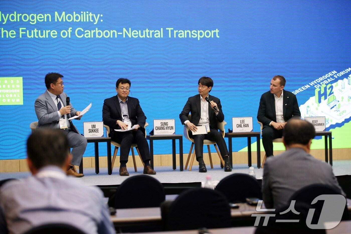 26일 오후 제주국제컨벤션센터에서 2025 그린수소 글로벌포럼 '탄소중립 교통의 미래, 수소모빌리티' 세션이 이 열리고 있다.2025.9.26/뉴스1 ⓒ News1 고동명 기자