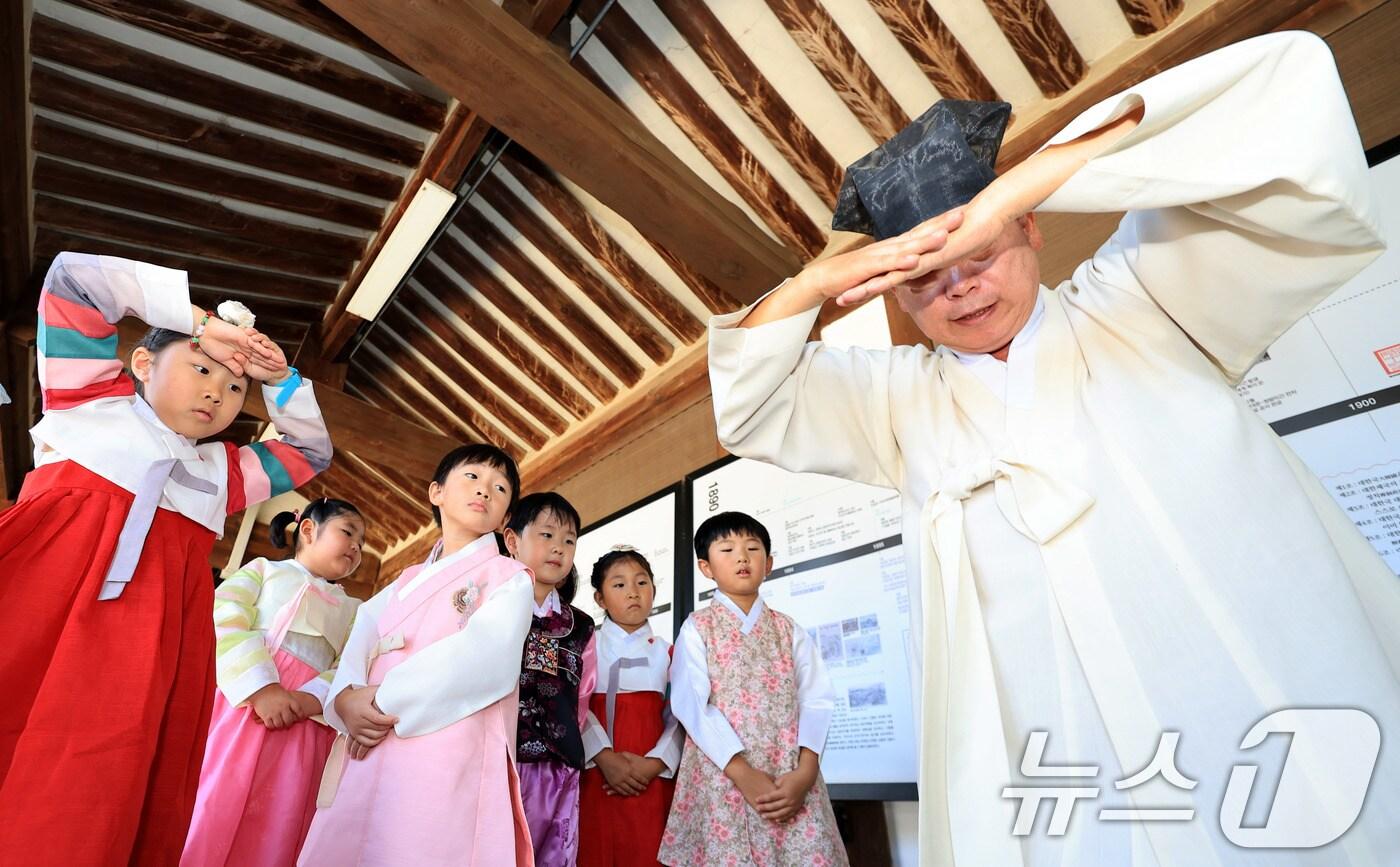 본문 이미지 - 26일 서울 종로구 운련궁에서 열린 ‘제3회 종로 전통생활문화한마당’을 찾은 명륜어린이집 아이들이 훈장님에게 절하는 법을 배우고 있다. 2025.9.26/뉴스1 ⓒ News1 이호윤 기자