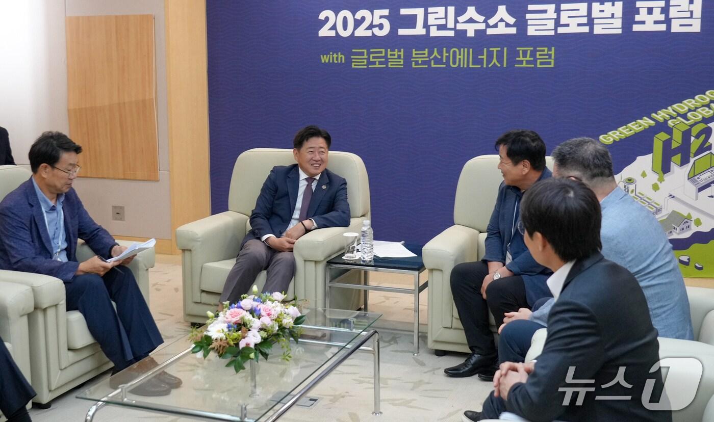  오영훈 제주도지사 민간 수소기업과 면담을 나누고 있다&#40;제주도 제공&#41;/뉴스1