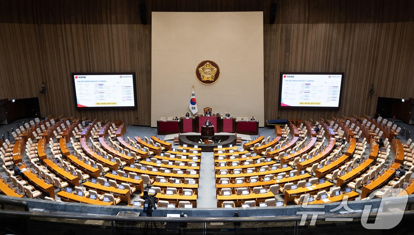 박수민 국민의힘 의원이 25일 서울 여의도 국회에서 열린 제 429회 국회(정기회) 제9차 본회의에서 정부조직법 일부개정법률안(대안)에 대한 무제한 토론(필리버스터)을 하고 있다. 2025.9.26/뉴스1 ⓒ News1 이승배 기자