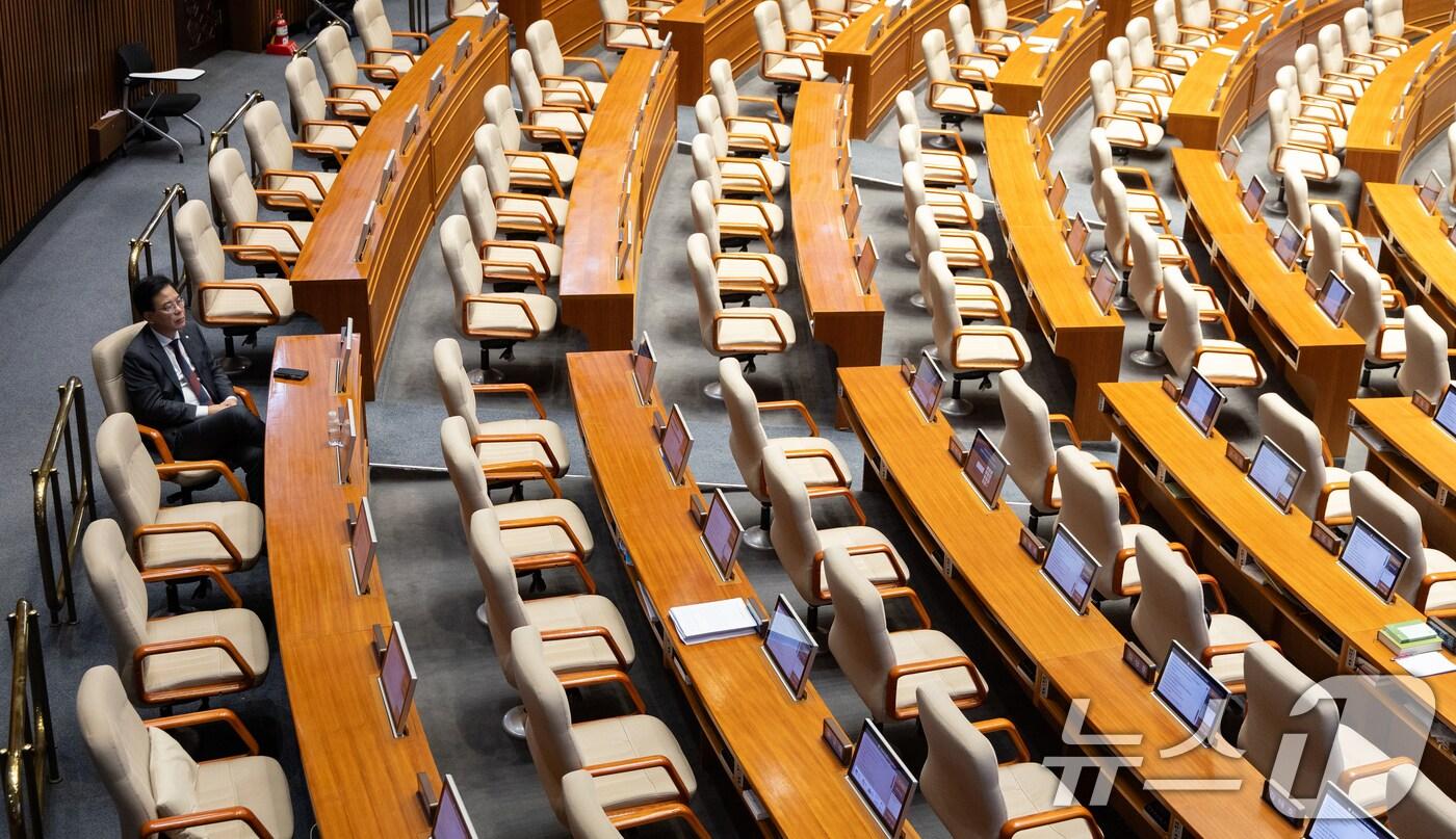 송언석 국민의힘 원내대표가 25일 서울 여의도 국회에서 열린 제 429회 국회(정기회) 제9차 본회의에서 박수민 국민의힘 의원의 정부조직법 일부개정법률안(대안)에 대한 무제한 토론(필리버스터)을 듣고 있다. 2025.9.26/뉴스1 ⓒ News1 이승배 기자