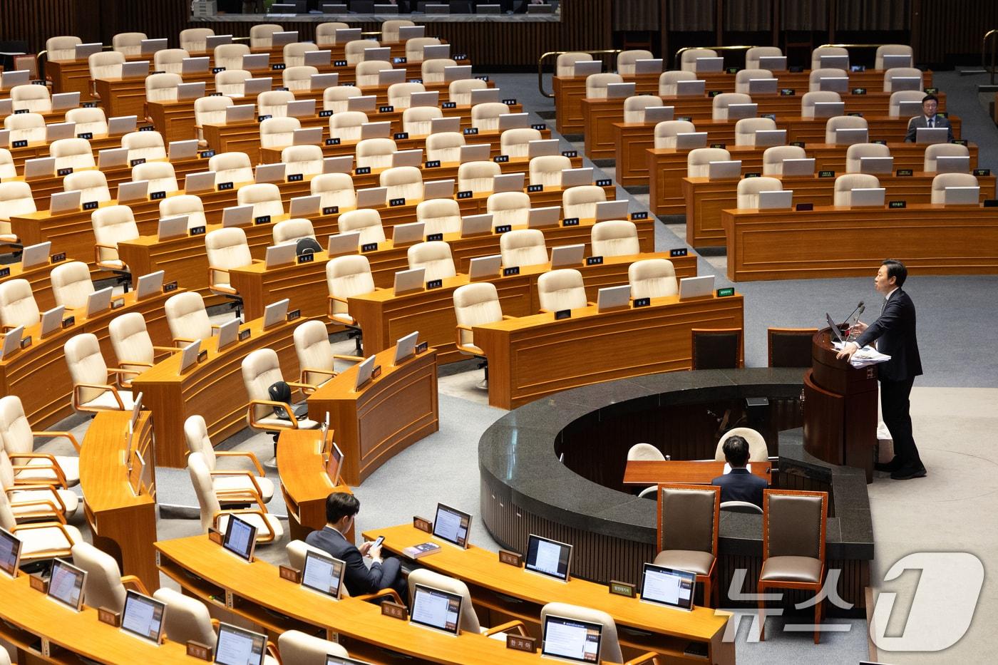 박수민 국민의힘 의원이 지난 9월 25일 서울 여의도 국회에서 열린 제 429회 국회&#40;정기회&#41; 제9차 본회의에서 정부조직법 일부개정법률안&#40;대안&#41;에 대한 무제한 토론&#40;필리버스터&#41;을 하고 있다. 25일 오후 6시 30분 정부조직법 개정안 반대 필리버스터를 시작한 박 의운은 26일 오전 11시 42분까지 총 17시간 12분 동안 무제한토론을 진행, 최장 기록을 세웠다. 2025.9.26/뉴스1 ⓒ News1 이승배 기자