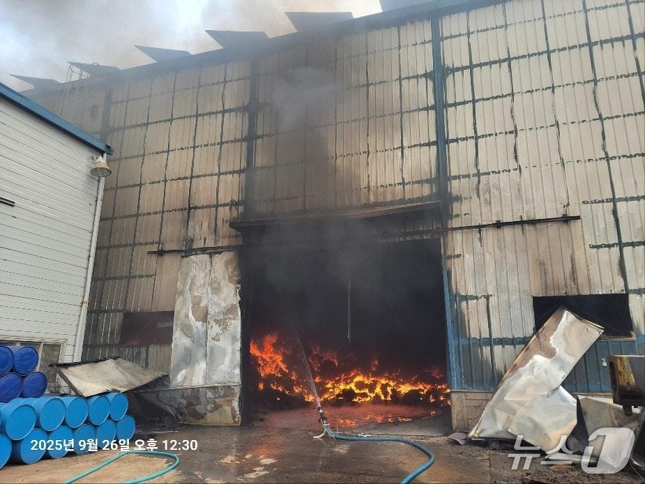 본문 이미지 - 26일 오전 11시 35분쯤 전남 광양시 태인동 광양국가산단 내 타이어 수입업체 창고에서 불이 나 소방당국이 화재를 진화하고 있다.&#40;전남소방본부 제공. 재판매 및 DB 금지&#41;