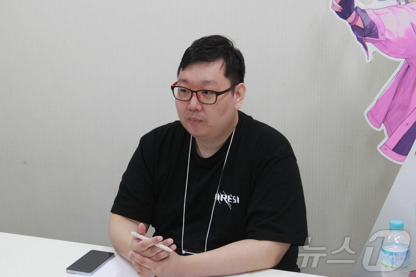 스마일게이트 신작  &#39;미래시:보이지 않는 미래&#39; 개발에 참여한 김형섭 아트 디렉터&#40;AD&#41;가 26일 취재진 질문에 답하고 있다. 김형섭 디렉터는  &#39;혈라&#39;라는 필명으로도 활동하고 있다.2025.9.26/뉴스1 ⓒ News1 김민재 기자