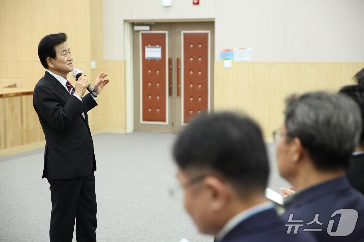 정동영 통일부 장관은 26일 '평화 공존과 번영의 한반도' 특강을 진행하고 있다 (통일부 제공)