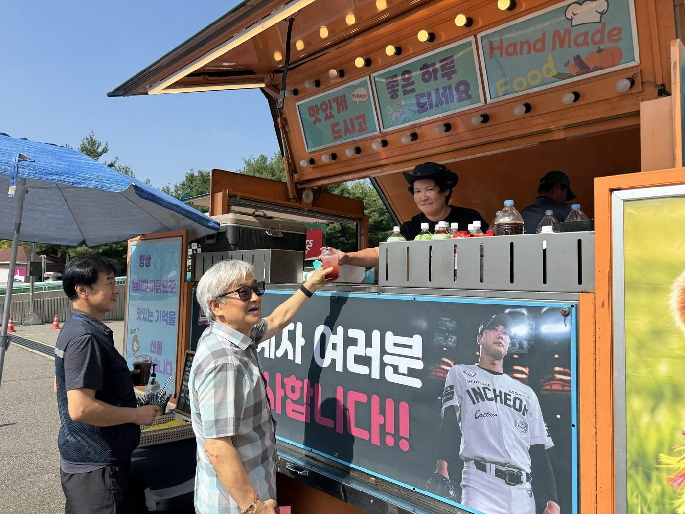 본문 이미지 - SSG 랜더스 투수 김광현이 구단을 위해 애써온 관계자를 위해 커피차 선물을 준비했다. (SSG 랜더스 제공)