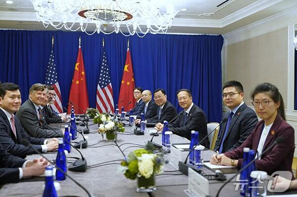 본문 이미지 - 마자오쉬 중국 외교부 부부장과 크리스토퍼 랜도 미국 국무부 차관이 25일(현지시간) 미국 뉴욕에서 회동했다. (중국 외교부 홈페이지)