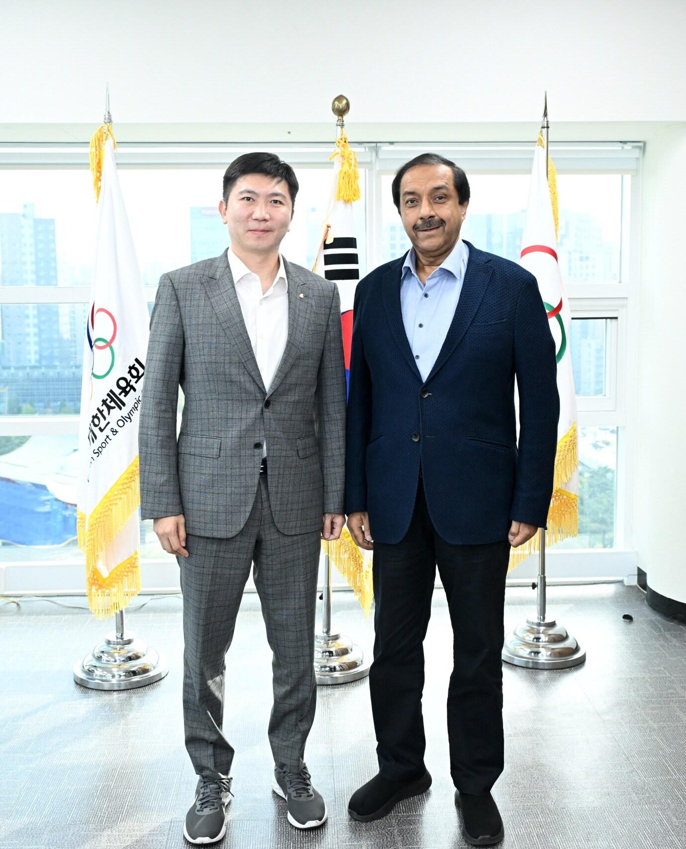 본문 이미지 - 유승민 대한체육회장이 지난 25일 타이얍 이크람 국제하키연맹(FIH) 회장과 만나 기념 촬영 하고 있다. (대한체육회 제공)