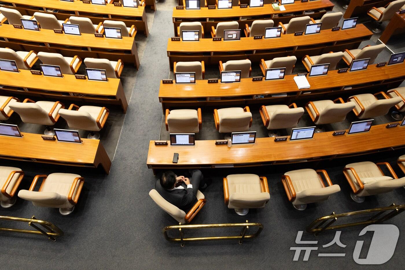 송언석 국민의힘 원내대표가 지난 25일 서울 여의도 국회에서 열린 제 429회 국회(정기회) 제9차 본회의에서 박수민 국민의힘 의원의 정부조직법 일부개정법률안(대안)에 대한 무제한 토론(필리버스터)을 듣고 있다. 2025.9.26/뉴스1 ⓒ News1 이승배 기자