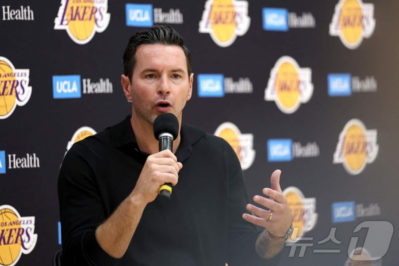 JJ 레딕 감독은 LA 레이커스와 동행을 이어간다. ⓒ AFP=뉴스1