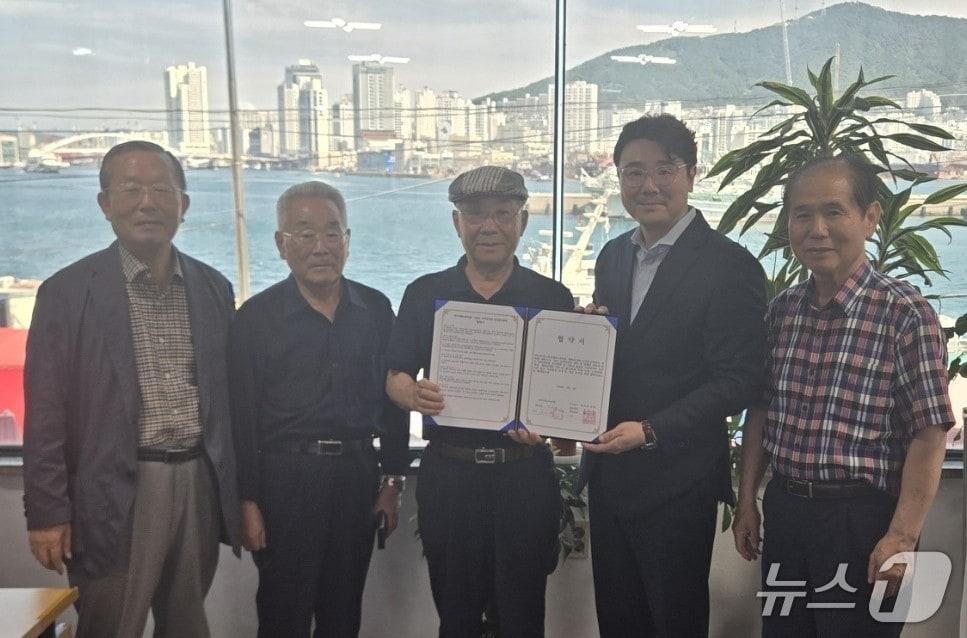 본문 이미지 - 속바른내과와 전국선원노동조합이 '지정병원 의료지원 협약'을 체결하고 있다.(속바른내과 제공. 재판매 및 DB금지)