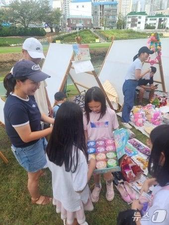 본문 이미지 - 온가족 플리마켓 현장 모습.&#40;부산 연제구 제공. 재판매 및 DB금지&#41;