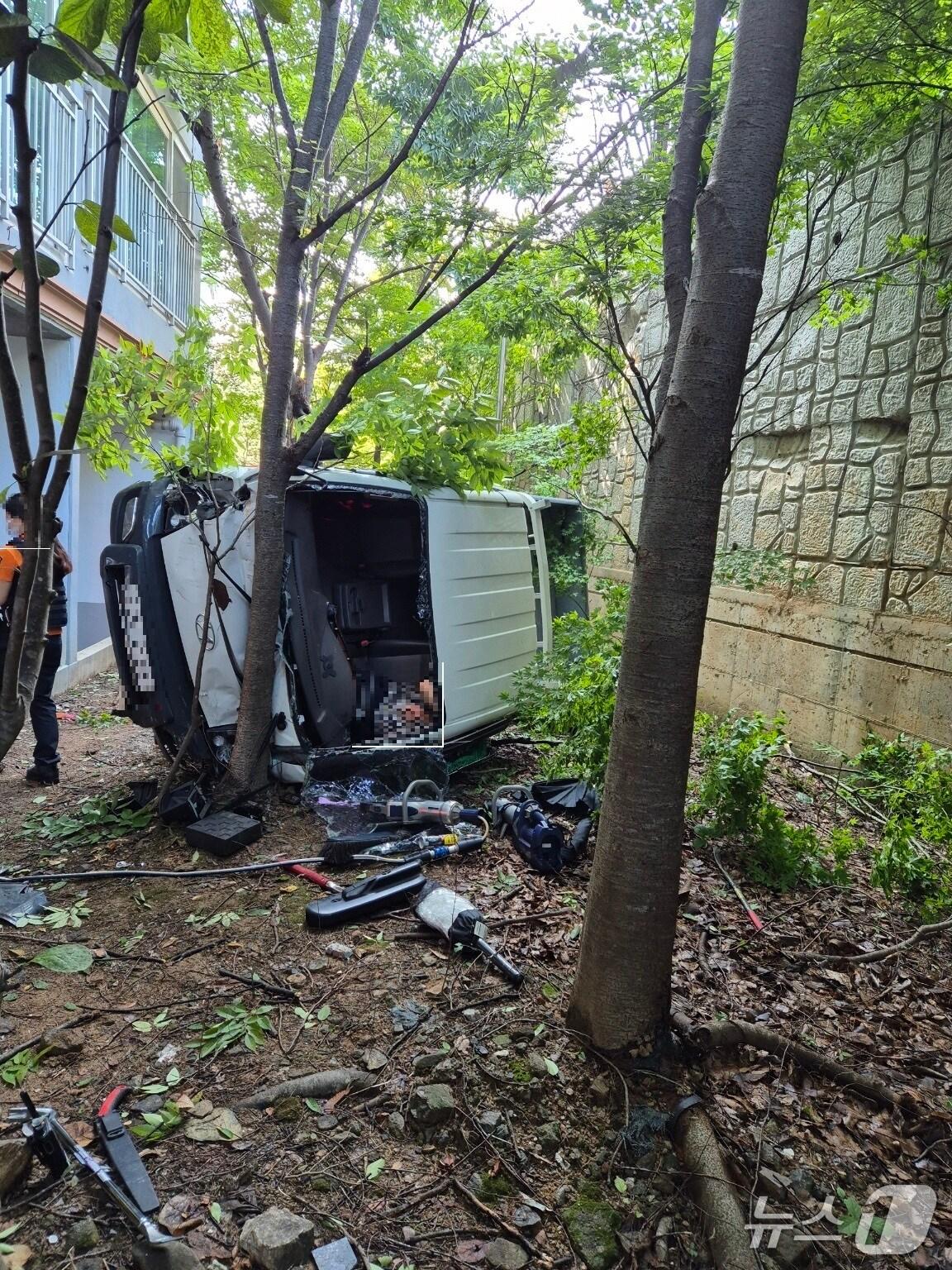 본문 이미지 -   공주 유구읍 교통사고 현장. &#40;공주소방서 제공, 재판매 및 DB금지&#41; / 뉴스1
