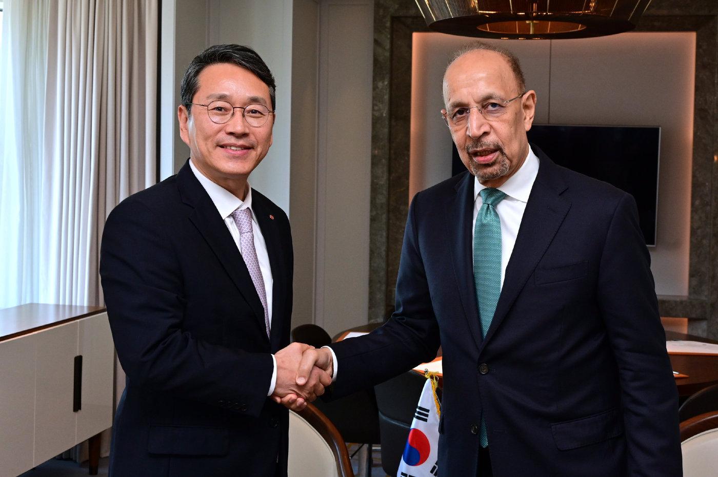 LG전자 조주완 CEO(왼쪽)가 26일 서울 중구 롯데호텔에서 사우디아라비아 칼리드 알팔리(H.E. Khalid AlFalih) 투자부 장관과 만나 AI 데이터센터 냉각 솔루션 공급 등 협력 방안을 논의했다.(LG전자 제공)