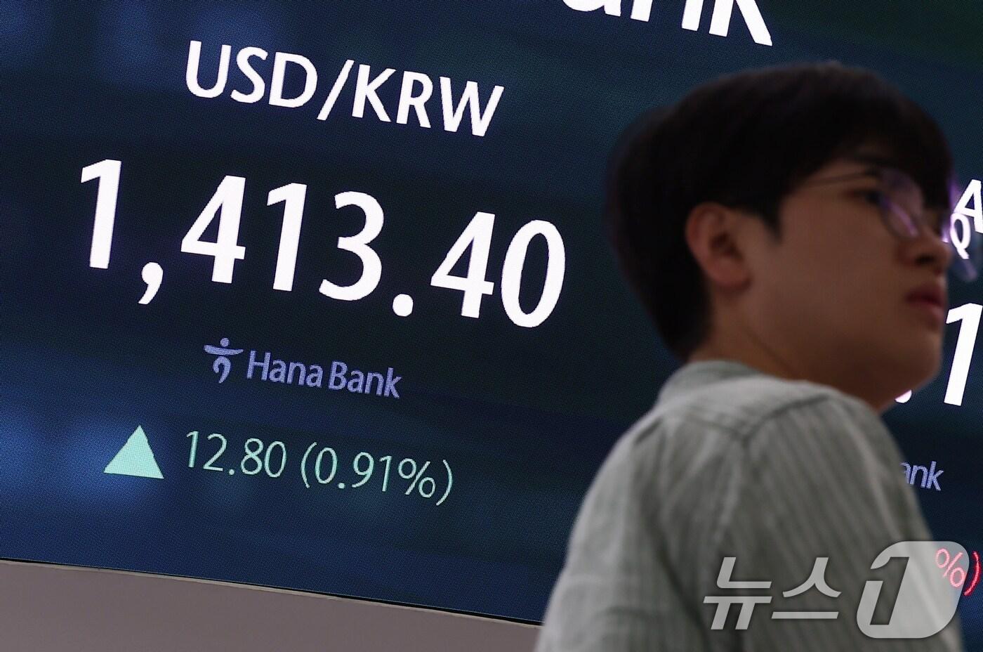 미국 경제지표 호조로 달러가 강세를 나타내면서 원·달러 환율이 넉 달 만에 장중 1410원대를 돌파한 26일 오후 서울 중구 하나은행 본점 딜링룸 전광판에 종가가 나오고 있다. 이날 원·달러 환율은 1410원을 돌파해 오름세를 보이고 있다. 2025.9.26/뉴스1 ⓒ News1 김민지 기자