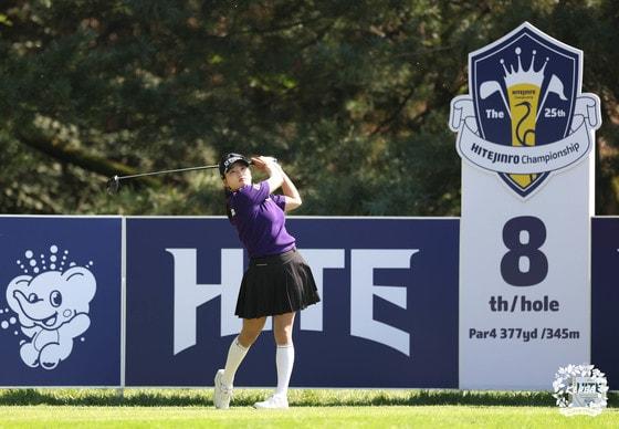 본문 이미지 - 노승희가 하이트진로 챔피언십 3라운드 선두로 올라섰다. &#40;KLPGA 제공. 재판매 및 DB 금지&#41; 2025.9.26/뉴스1