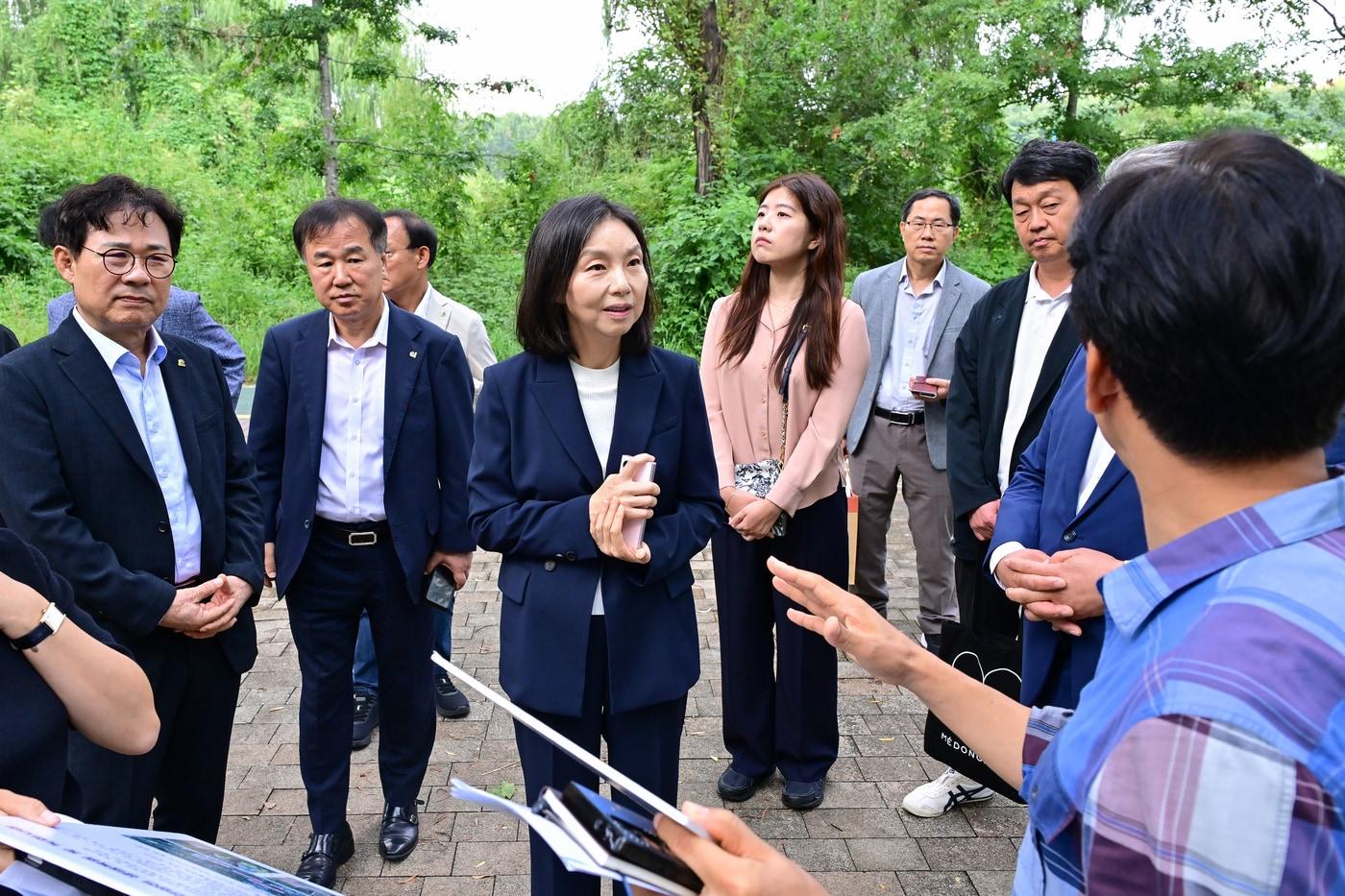 최호정 서울시의장이 안양천 조경 유지관리 현황을 청취하고 있다.&#40;서울시의회 제공&#41;