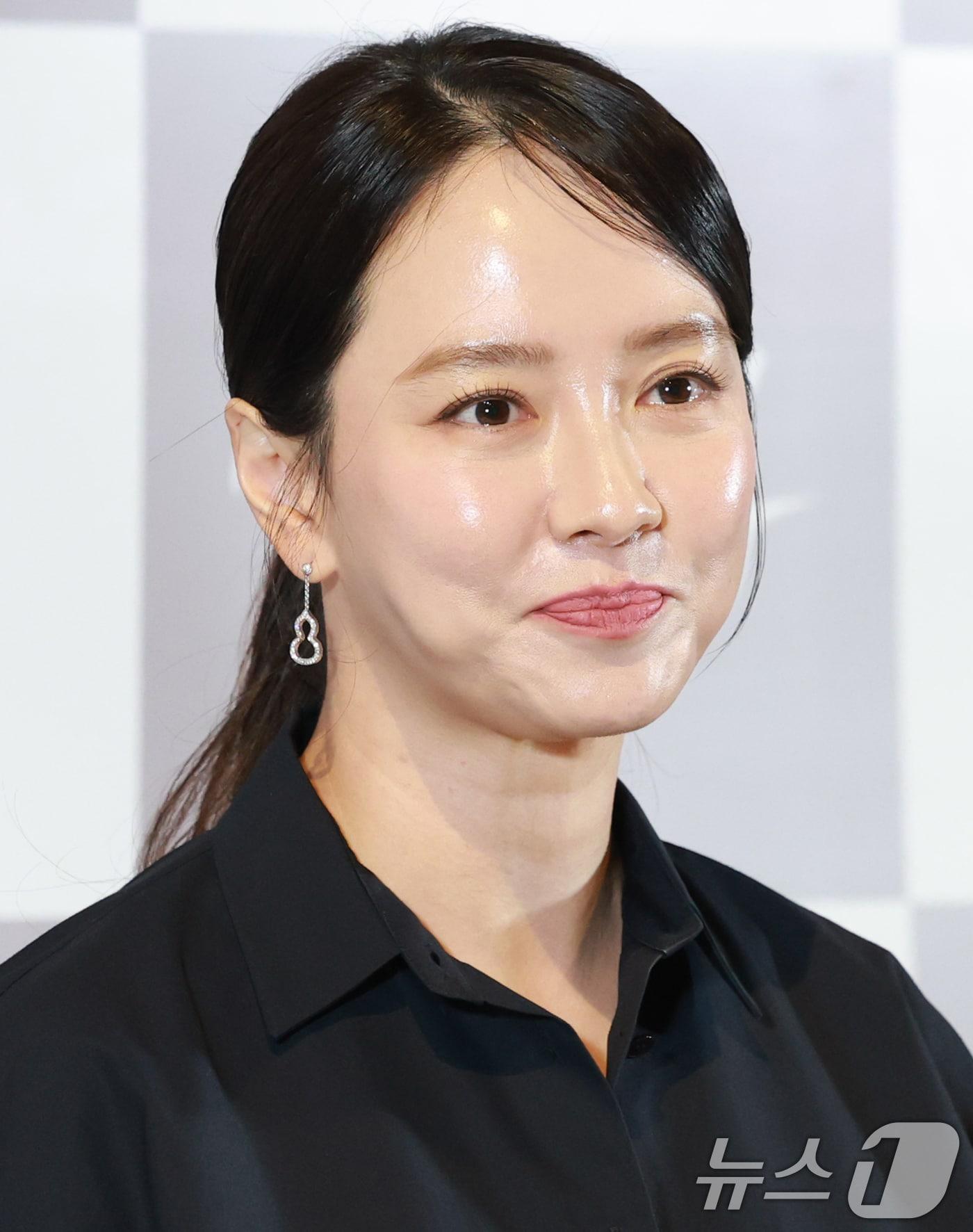 본문 이미지 - 배우 송지효가 26일 서울 용산구 CGV용산아이파크몰에서 열린 영화 ‘만남의 집’ 언론시사회에 참석해 미소를 짓고 있다. &#39;만남의 집&#39;은 15년 차 FM교도관 &#39;태저&#39;의 인생 첫 오지랖이 만든 햇살 같은 인연을 그린 휴먼 드라마다. 2025.9.26/뉴스1 ⓒ News1 권현진 기자