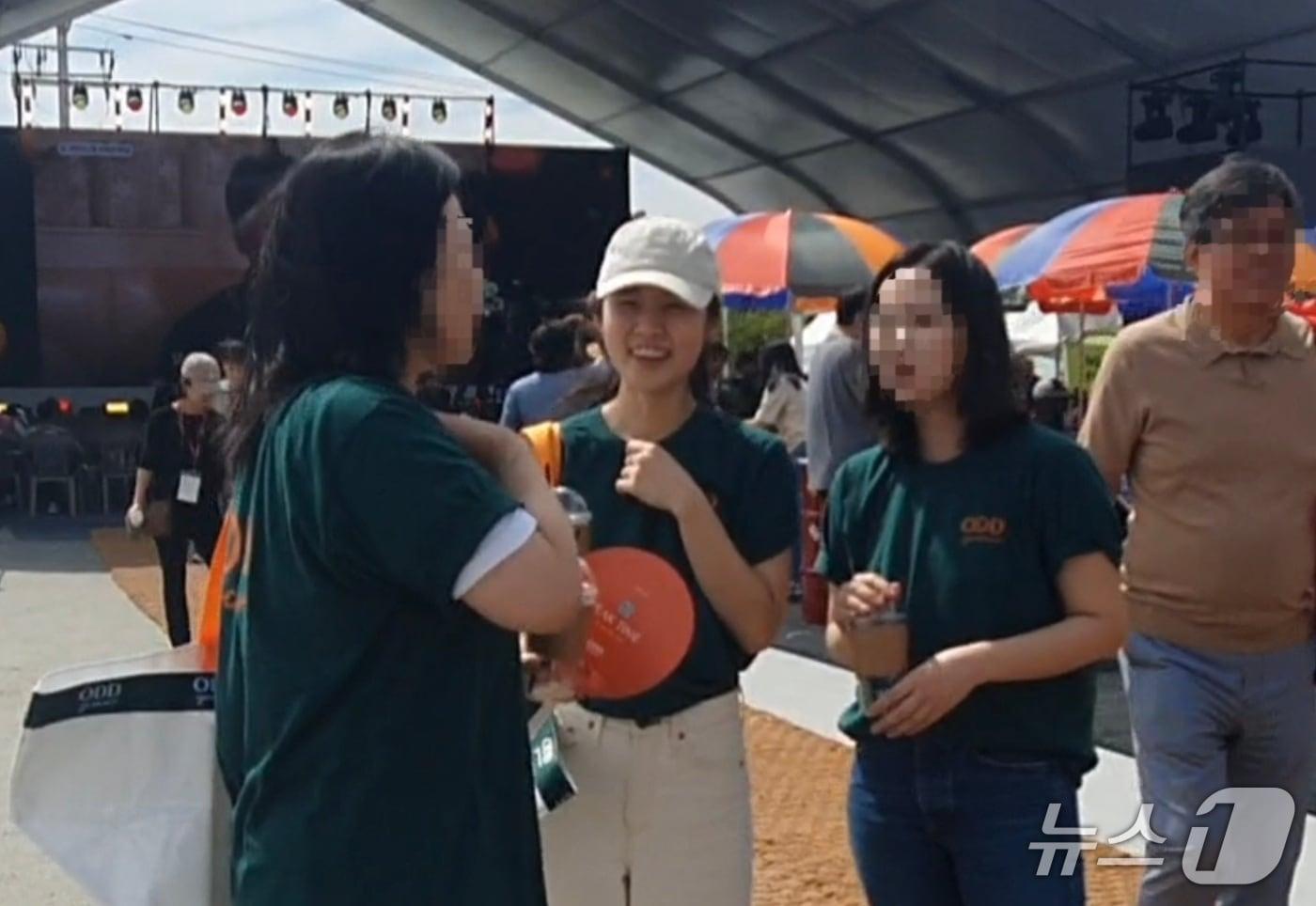 김현영 하림지주 차장(가운데)이 26일 전북 익산 하림 퍼스트키친에서 열린 식품문화축제 'NS푸드페스타 2025 in 익산'에서 '오드그로서' 브랜드존을 방문해 동료 직원들과 대화를 하고 있다.