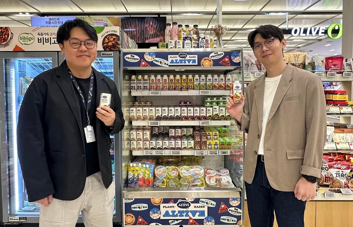 얼티브 매대에서 포즈를 취하고 있는 CJ제일제당 얼티브 팀원들. 왼쪽부터 윤재권 팀장. 신영학 BM.&#40;CJ제일제당 제공&#41;