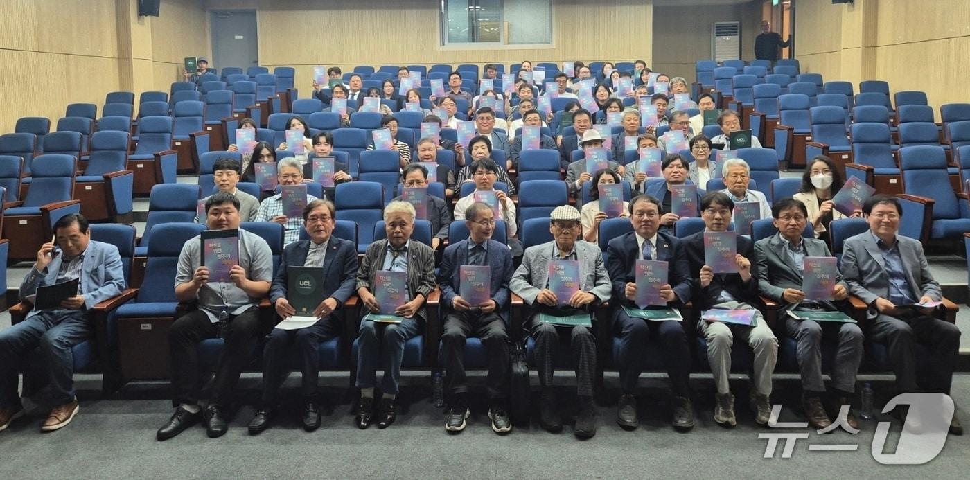 26일 충북 청주시도시재생허브센터에서 열린 &#39;혁신을 위한 청주의 미래&#39;에서 주민찬여도시만들기연구원 관계자 등이 기념 촬영을 하고 있다.&#40;박완희 청주시의원. 재판매 및 DB금지&#41;/뉴스1