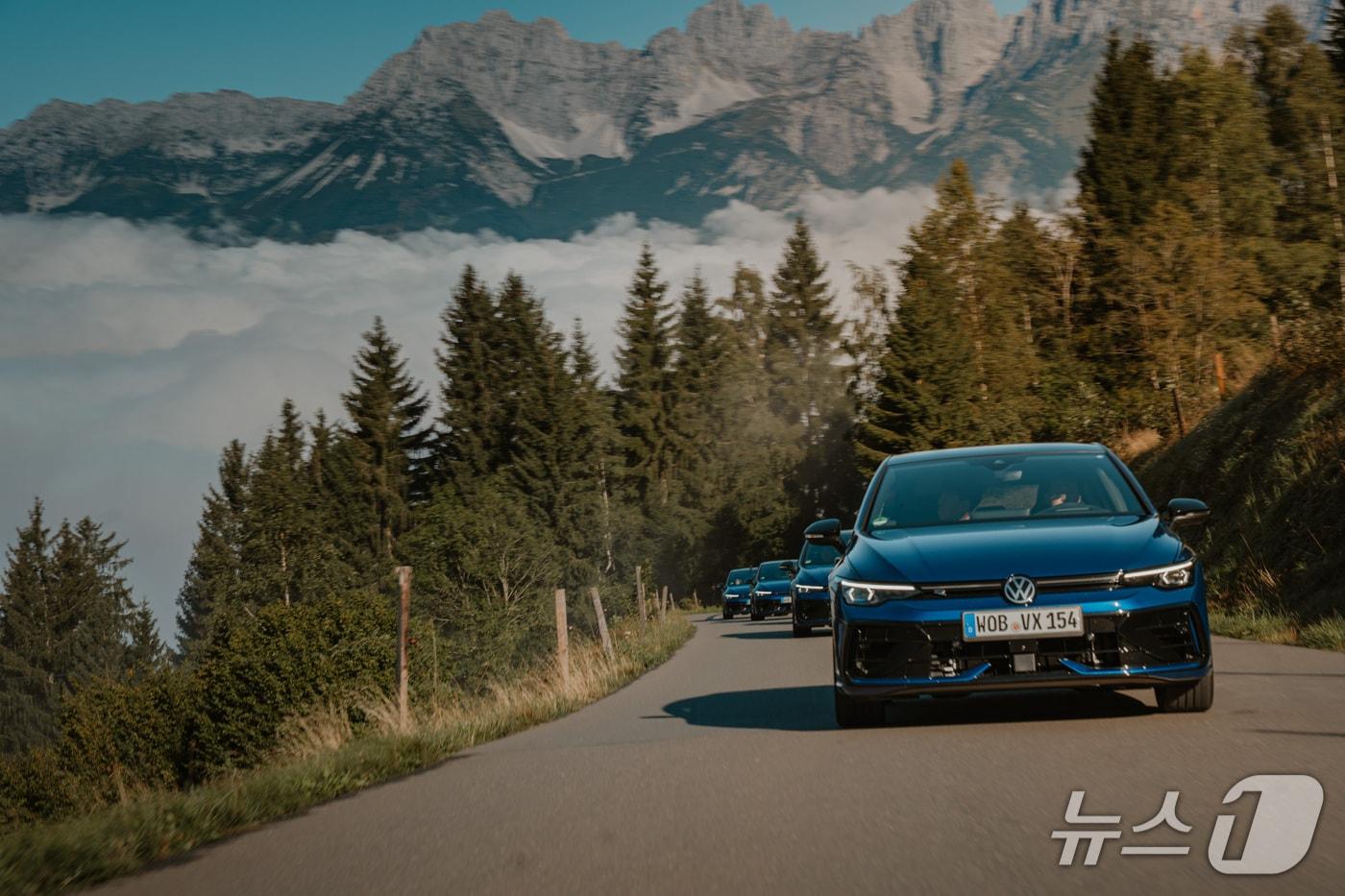  주행 중인 폭스바겐 골프 R.&#40;폭스바겐 제공&#41;