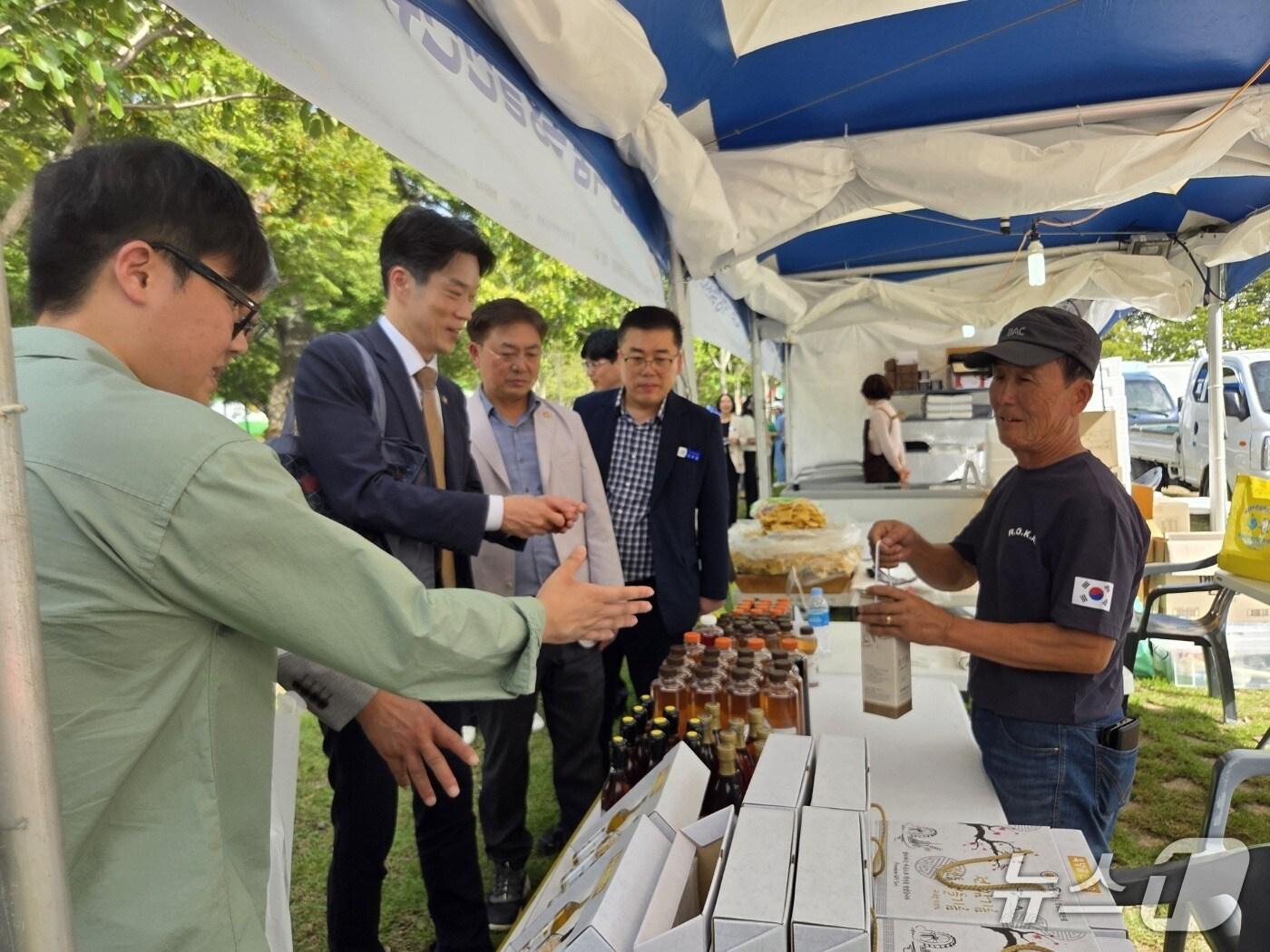 본문 이미지 - 노용석 중소벤처기업부 차관이 26일 전남 영광 상사화축제장을 방문해 동행축제 판매전을 둘러보고 있다. &#40;중소벤처기업부 제공. 재판매 및 DB금지&#41;