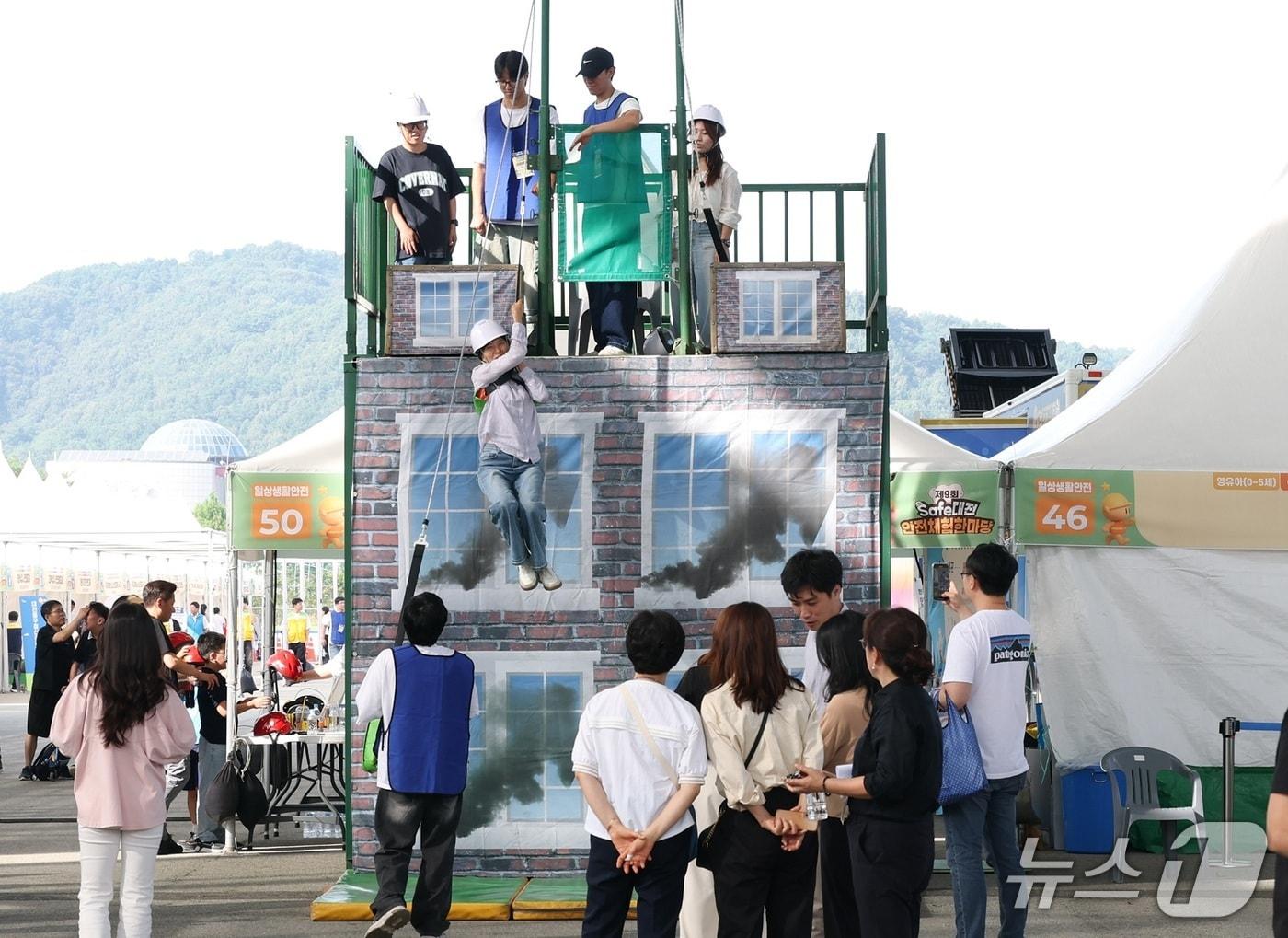 본문 이미지 -  '제9회 세이프대전 안전체험 한마당'이 26일 대전 서구 엑스포시민광장에서 개막했다.(대전시 제공) /뉴스1