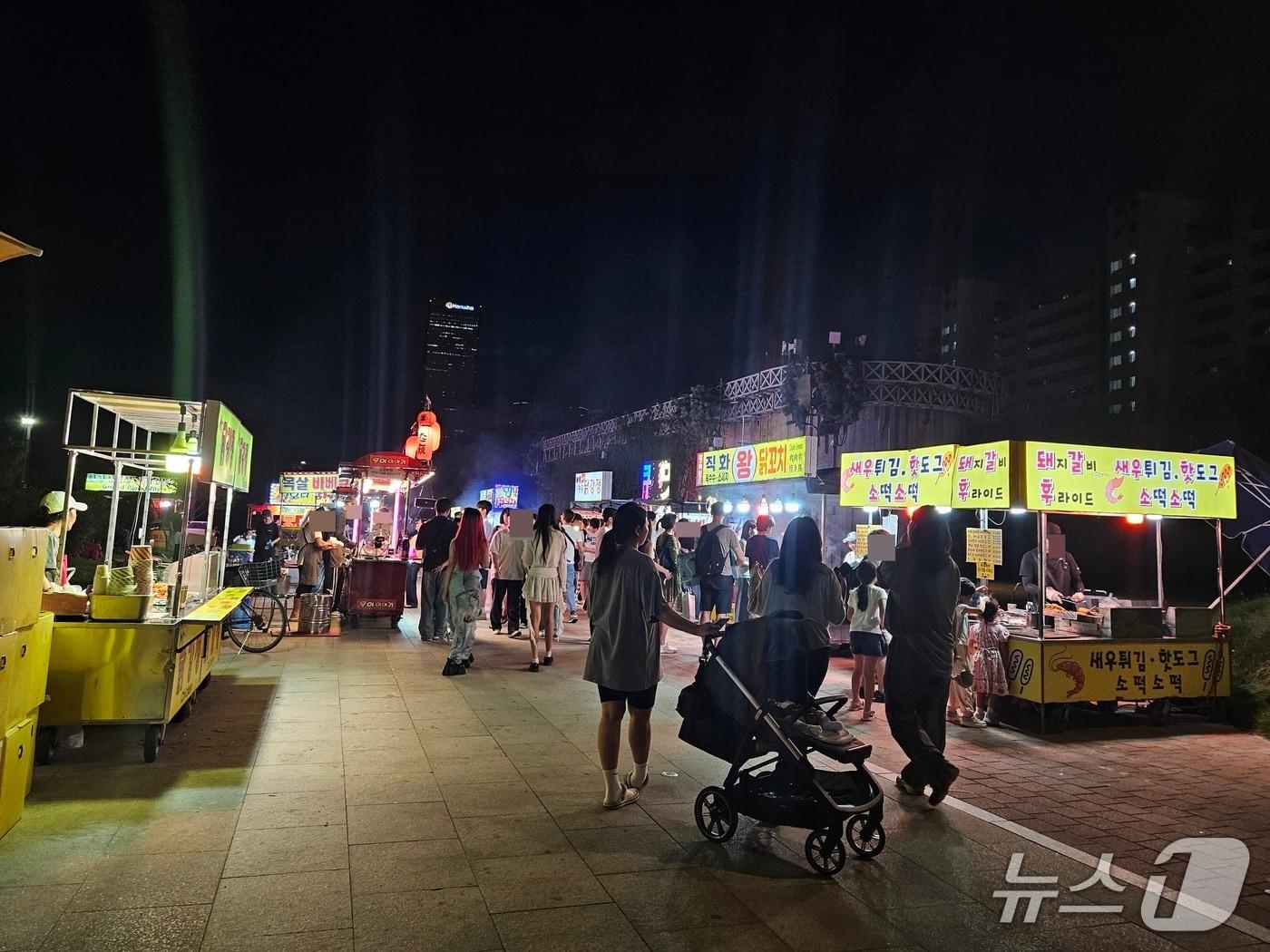 본문 이미지 - 14일 오후 7시쯤 서울 영등포구 여의도 한강공원이 노점과 구경하는 시민들로 북적이고 있다. 2025.09.14/뉴스1 ⓒ News1 유채연 기자