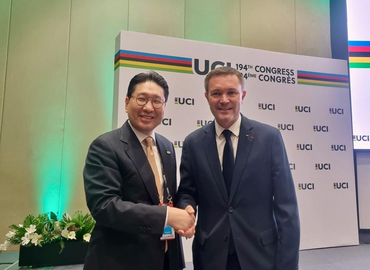 본문 이미지 - 이상현&#40;왼쪽&#41; 대한사이클연맹 회장과 데이비드 라파르티앙 세계사이클연맹 회장.&#40;대한사이클연맹 제공&#41;