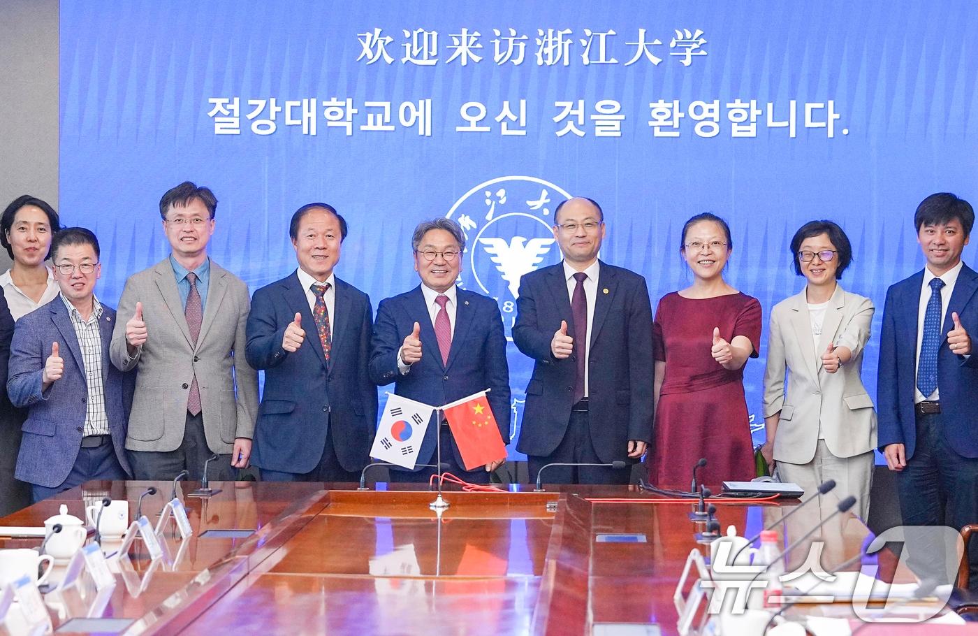 강기정 광주시장이 25일 오후 중국의 대표적 인공지능&#40;AI&#41; 기술인재 육성 대학인 저장대를 방문해 마옌밍 총장과 AI 인재육성 등 협력 방안을 논의한 뒤 기념촬영을 하고 있다.&#40;광주시 제공. 재판매 및 DB 금지&#41; 2025.9.26/뉴스1 