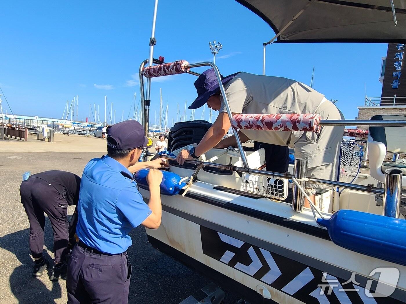본문 이미지 - 속초해경, 양양 요트마리나서 동력수상레저기구 무상캠페인.&#40;속초해경 제공, 재판매 및 DB 금지&#41; 2025.9.26/뉴스1