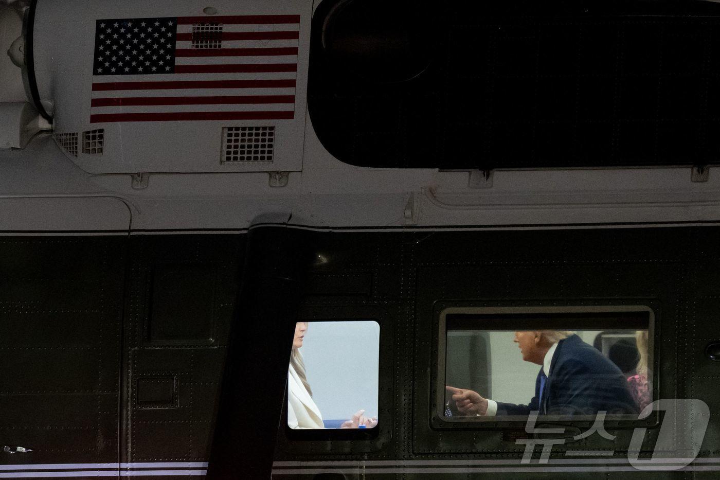 트럼프 미국 대통령과 부인 멜라니아 여사가 대통령 전용 헬리콥터 &#39;마린 원&#39;에서 대화하는 모습. 2025.09.23. ⓒ AFP=뉴스1 ⓒ News1 이지예 객원기자