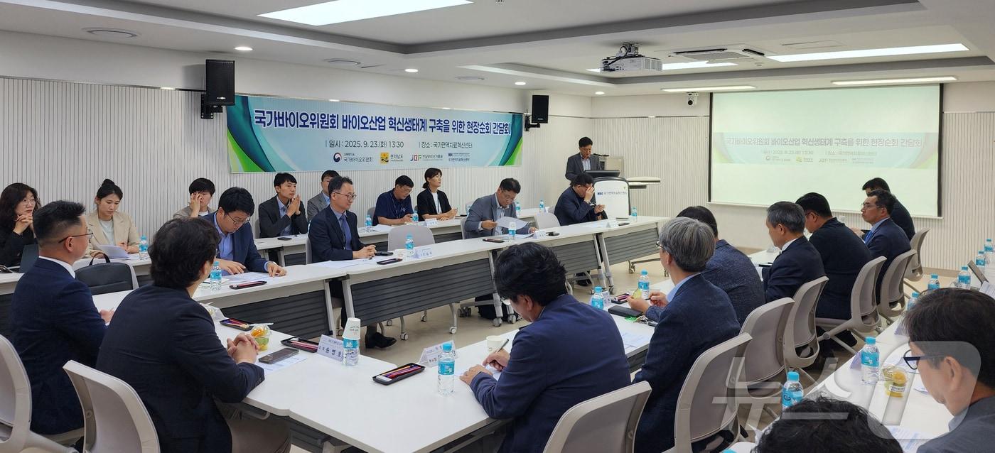 전남 화순에서 열린 바이오산업 혁신생태계 구축을 위한 현장 순회 간담회.&#40;전남바이오진흥원, 재배포 및 DB 금지&#41;2025.9.26/뉴스1